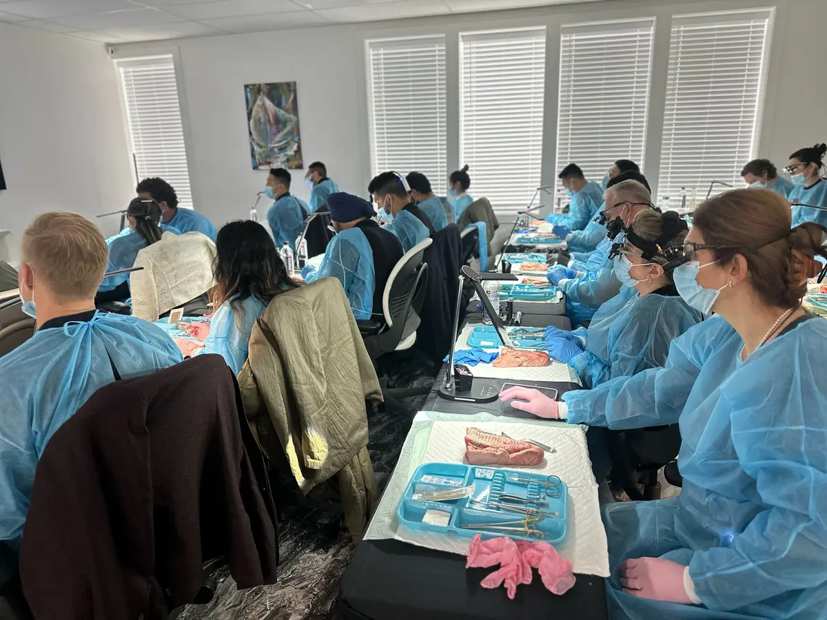 A full room of participants during one of the lecture days